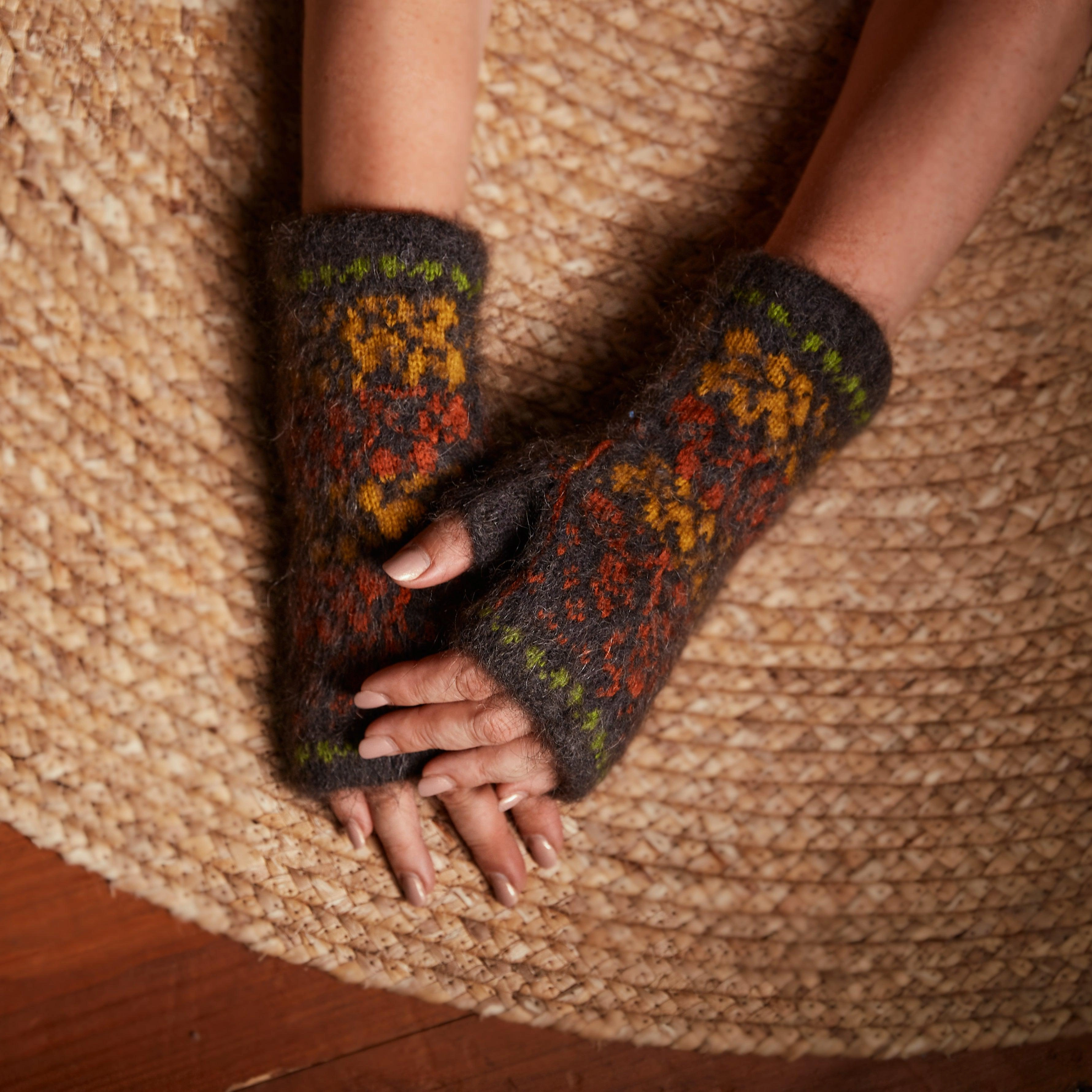 Cozy Autumn Acorns: Women’s Fingerless Goat Wool Gloves – Warm & Chic.